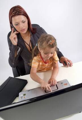 Mutter mit Kind im Buero mother with child at work BLWS162269