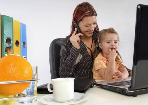 Mutter mit Kind im Buero mother with child at work BLWS162271
