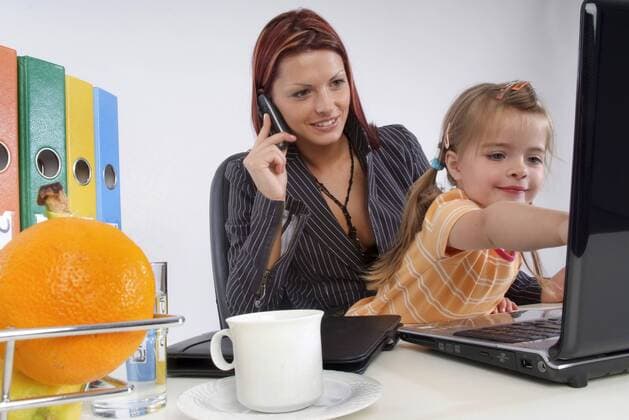 Mutter mit Kind im Buero mother with child at work BLWS162274