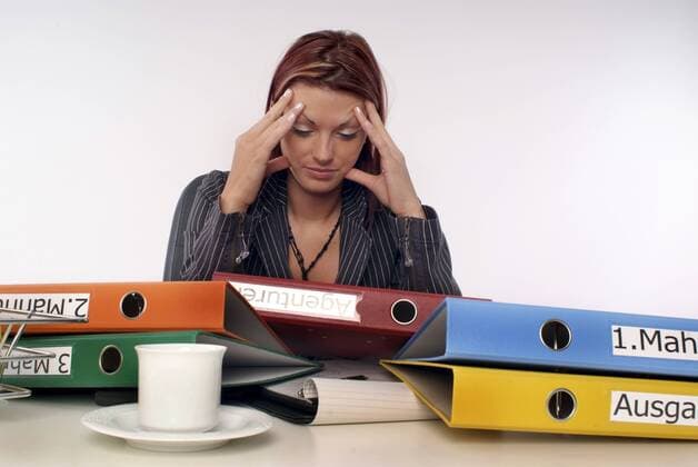 gestresste, ueberforderte Geschaeftsfrau am Schreibtisch stressed, overcharged businesswoman at the office BLWS162278
