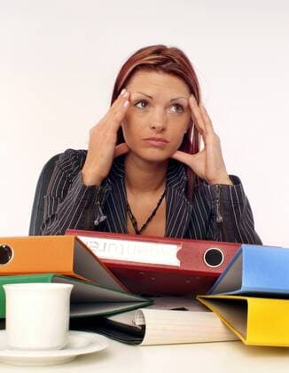 gestresste, ueberforderte Geschaeftsfrau am Schreibtisch stressed, overcharged businesswoman at the office BLWS162279