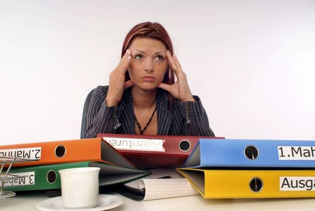 gestresste, ueberforderte Geschaeftsfrau am Schreibtisch stressed, overcharged businesswoman at the office BLWS162280