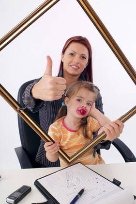 erfolgreiche Geschaeftsfrau mit Tochter am Schreibtisch sucessful businesswoman with daughter BLWS164305