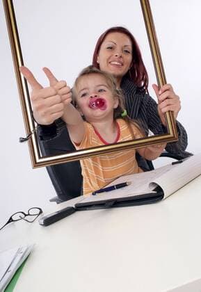 erfolgreiche Geschaeftsfrau mit Tochter am Schreibtisch sucessful businesswoman with daughter BLWS164307