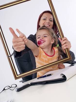 erfolgreiche Geschaeftsfrau mit Tochter am Schreibtisch sucessful businesswoman with daughter BLWS164308