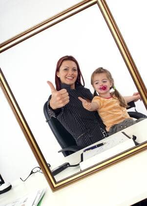 erfolgreiche Geschaeftsfrau mit Tochter am Schreibtisch successful businesswoman with daughter BLWS164309