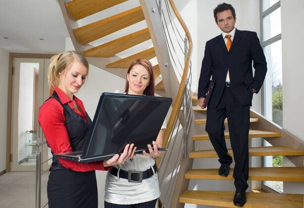 Junge Geschaeftsleute im modernen Buerogebaeude young business people in modern office BLWS164777