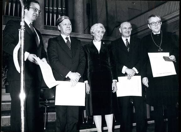 1978 - Theodor-Heuss-Price And Medal 1978 On Saturday 21st, 1978 in Munich the Federal Chancellor Helmut Schmidt got the Theodor-Heuss-price from the President of the Federal Republic Walter Scheel. Theodor-Heuss-medals got the Lord Mayor of Stuttgatt (FRG), Manfred Rommel, the French political expert, Alfred Grosser and the regional bishop of the Lutheran Church in Bavaria, Johannes Hanselmann. Helmut Schmidt got the price for his extraordinary model at the defence of the constitutional state against terror attacks. The Theodor Heuss- foundation (chariman: Mrs. Hildegard Hamm-Bruecher, Minister of State) decided, to give the money of the prices to the children of the murdered drivers of Siegfried Buback and Hanns Martin Schleyer, and of the Lufthansa-pilot Juergen Schumann. OPS: The Lord Mayor of Stuttgart, MANFRED ROMMEL, Federal Chancellor HELMUT SCHMIDT, Minister of State, HILDEGARD - ZUMAk09_