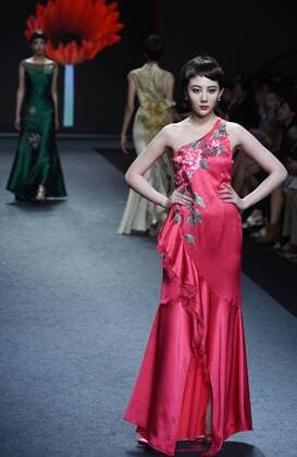 A model presents a creation by brand Londee at a fashion show in Taipei, southeast China s Taiwan, Nov. 12, 2015. ) (ry) CHINA-TAIPEI-FASHION SHOW (CN) WuxChing-teng 