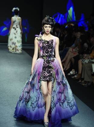A model presents a creation by brand Londee at a fashion show in Taipei, southeast China s Taiwan, Nov. 12, 2015. ) (ry) CHINA-TAIPEI-FASHION SHOW (CN) WuxChing-teng 