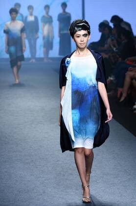 A model presents a creation by brand Londee at a fashion show in Taipei, southeast China s Taiwan, Nov. 12, 2015. ) (ry) CHINA-TAIPEI-FASHION SHOW (CN) WuxChing-teng 
