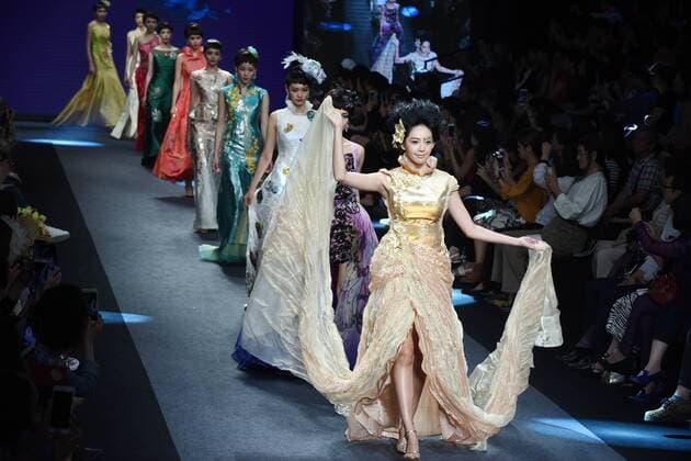 Models present creations by brand Londee at a fashion show in Taipei, southeast China s Taiwan, Nov. 12, 2015. ) (ry) CHINA-TAIPEI-FASHION SHOW (CN) WuxChing-teng 