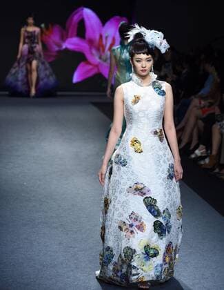 A model presents a creation by brand Londee at a fashion show in Taipei, southeast China s Taiwan, Nov. 12, 2015. ) (ry) CHINA-TAIPEI-FASHION SHOW (CN) WuxChing-teng 