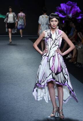 A model presents a creation by brand Londee at a fashion show in Taipei, southeast China s Taiwan, Nov. 12, 2015. ) (ry) CHINA-TAIPEI-FASHION SHOW (CN) WuxChing-teng 