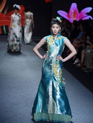 A model presents a creation by brand Londee at a fashion show in Taipei, southeast China s Taiwan, Nov. 12, 2015. ) (ry) CHINA-TAIPEI-FASHION SHOW (CN) WuxChing-teng 