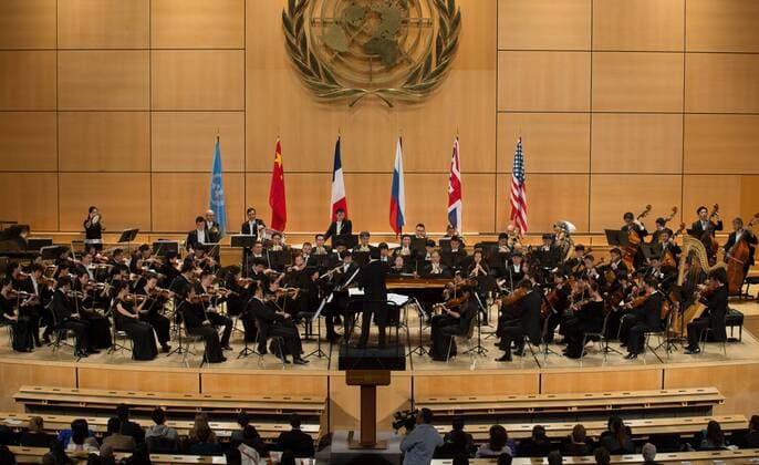 (151112) -- GENEVA, Nov. 12, 2015 -- Musicians from the National Ballet of China Symphony Orchestra present featured classical music pieces from each of the permanent members of the UN Security Council in Palais des Nations in Geneva, Switzerland, Nov. 12, 2015. A joint concert on behalf of the five permanent members of the UN Security Council was held Thursday in Geneva to celebrate the 70th anniversary of the United Nations. ) SWITZERLAND-GENEVA-UN-70TH ANNIVERSARY-CONCERT XuxJinquan  Vereinte Nationen: Konzert zum 70. Jahrestag