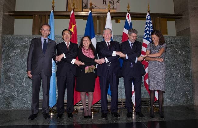 (151112) -- GENEVA, Nov. 12, 2015 -- Representatives in Geneva of the five permanent members of UN Security Council, namely, (R to L) Pamela Hamamoto of the United States, Julian Braithwaite of the United Kingdom, Alexey Borodavkin of Russia, Elisabeth Laurin of France and Wu Hailong of China, and Director-General of the United Nations Office (1st, L) at Geneva (UNOG) Michael Moller pose for photos before a joint concert in Palais des Nations in Geneva, Switzerland, Nov. 12, 2015. A joint concert on behalf of the five permanent members of the UN Security Council was held Thursday in Geneva to celebrate the 70th anniversary of the United Nations. ) SWITZERLAND-GENEVA-UN-70TH ANNIVERSARY-CONCERT XuxJinquan Vereinte Nationen: Konzert zum 70. Jahrestag