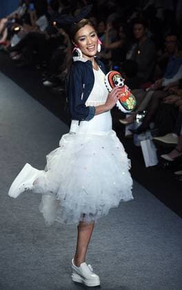 (151113) -- TAIPEI, Nov. 13, 2015 -- A model presents a creation during the Fashion Hong Kong show of Taipei IN Style 2015 in Taipei, southeast China s Taiwan, Nov. 13, 2015. The Taipei IN Style 2015 lasts from Nov. 12 to 15 at Songshan Cultural and Creative Park in Taipei. )(wjq) CHINA-TAIPEI-FASHION SHOW (CN) WuxChing-teng  Modenschau in Taipeh