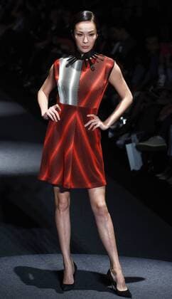 (151113) -- TAIPEI, Nov. 13, 2015 -- A model presents a creation during the Fashion Hong Kong show of Taipei IN Style 2015 in Taipei, southeast China s Taiwan, Nov. 13, 2015. The Taipei IN Style 2015 lasts from Nov. 12 to 15 at Songshan Cultural and Creative Park in Taipei. )(wjq) CHINA-TAIPEI-FASHION SHOW (CN) WuxChing-teng  Modenschau in Taipeh