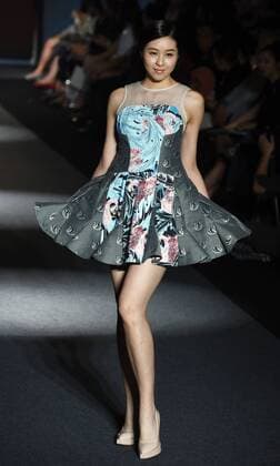 (151113) -- TAIPEI, Nov. 13, 2015 -- A model presents a creation during the Fashion Hong Kong show of Taipei IN Style 2015 in Taipei, southeast China s Taiwan, Nov. 13, 2015. The Taipei IN Style 2015 lasts from Nov. 12 to 15 at Songshan Cultural and Creative Park in Taipei. )(wjq) CHINA-TAIPEI-FASHION SHOW (CN) WuxChing-teng  Modenschau in Taipeh