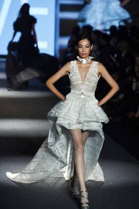 (151113) -- TAIPEI, Nov. 13, 2015 -- A model presents a creation during the Fashion Hong Kong show of Taipei IN Style 2015 in Taipei, southeast China s Taiwan, Nov. 13, 2015. The Taipei IN Style 2015 lasts from Nov. 12 to 15 at Songshan Cultural and Creative Park in Taipei. )(wjq) CHINA-TAIPEI-FASHION SHOW (CN) WuxChing-teng  Modenschau in Taipeh