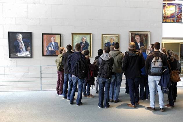 13.11.2015 ,Berlin, Deutschland ,GER, Bundeskanzleramt, eine Besuchergruppe schaut sich die Ahnengalerie der ehemaligen Kanzler der Bundesrepublik Deutschland an. (l.) das Gemälde von Bundeskanzler Helmut Schmidt.