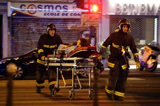 Nov. 14, 2015 - Paris, France - CORBIS OUT = Victims of the shooting at the Bataclan concert venue in central Paris are being evacuated to receive first aid. More than one hundred people were killed and many more wounded when gunmen opened fire inside the venue as the French capital has been the target of a series of deadly attacks. Paris France - ZUMAv111 Terroranschläge in Paris - Musikclub Bataclan