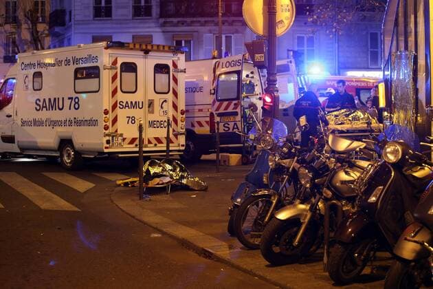 Nov. 14, 2015 - Paris, France - CORBIS OUT = Victims of the shooting at the Bataclan concert venue in central Paris are being evacuated to receive first aid. More than one hundred people were killed and many more wounded when gunmen opened fire inside the venue as the French capital has been the target of a series of deadly attacks. Paris France - ZUMAv111 Terroranschläge in Paris - Musikclub Bataclan