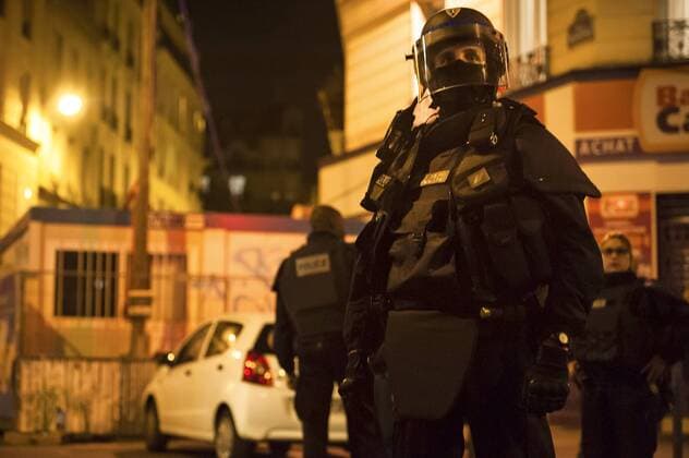 Nov. 14, 2015 - Police a block away from Bataclan Concert Hall during the siege in which more than 150 people are feared dead in multiple attacks on the French capital.  - ZUMAl94_ Terroranschläge in Paris - Musikclub Bataclan