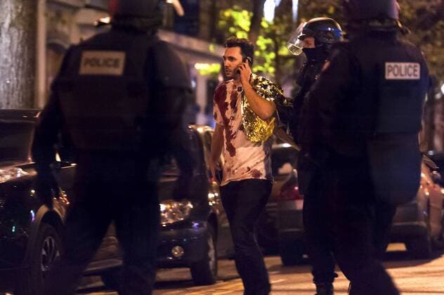 Nov. 14, 2015 - A man soaked in blood and wrapped in an insulting blanket walking near Bataclan Concert Hall during the siege in which more than 150 people are feared dead in multiple attacks on the French capital.  - ZUMAl94_ Terroranschläge in Paris - Musikclub Bataclan