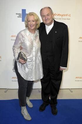 Dietrich Mattausch mit Ehefrau Annette bei der Verleihung des 17. Medienpreises der Kindernothilfe im DRIVE Volkwagen Forum. Berlin, 13.11.2015 Foto:xFredericx xFuturexImage