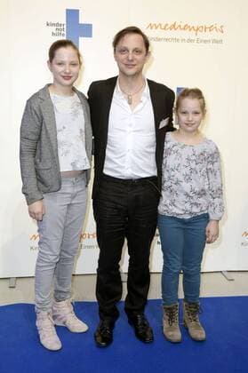 Arndt Schwering-Sohnrey mit Begleitung bei der Verleihung des 17. Medienpreises der Kindernothilfe im DRIVE Volkwagen Forum. Berlin, 13.11.2015 Foto:xFredericx xFuturexImage
