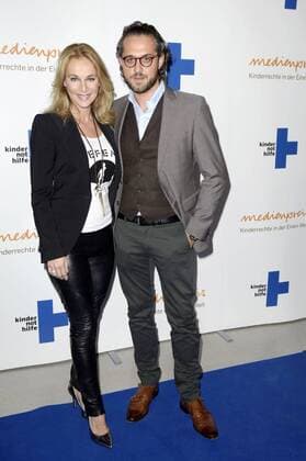 Caroline Beil mit Freund Philipp Sattler bei der Verleihung des 17. Medienpreises der Kindernothilfe im DRIVE Volkwagen Forum. Berlin, 13.11.2015 Foto:xFredericx xFuturexImage