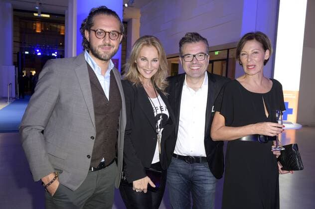 Caroline Beil mit Freund Philipp Sattler und Eva Lutz mit Gast bei der Verleihung des 17. Medienpreises der Kindernothilfe im DRIVE Volkwagen Forum. Berlin, 13.11.2015 Foto:xFredericx xFuturexImage