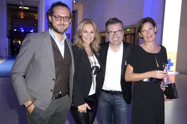Caroline Beil mit Freund Philipp Sattler und Eva Lutz mit Gast bei der Verleihung des 17. Medienpreises der Kindernothilfe im DRIVE Volkwagen Forum. Berlin, 13.11.2015 Foto:xFredericx xFuturexImage