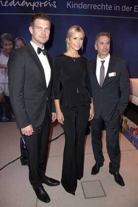 Simon Böer, Lena Gercke und Manou Lubowski bei der Verleihung des 17. Medienpreises der Kindernothilfe im DRIVE Volkwagen Forum. Berlin, 13.11.2015 Foto:xFredericx xFuturexImage