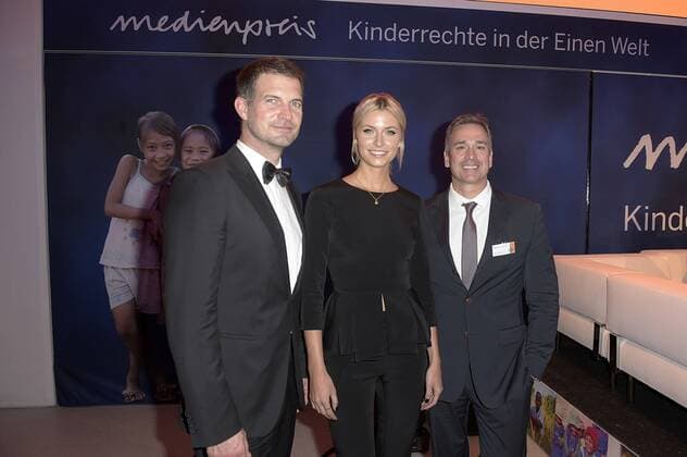 Simon Böer, Lena Gercke und Manou Lubowski bei der Verleihung des 17. Medienpreises der Kindernothilfe im DRIVE Volkwagen Forum. Berlin, 13.11.2015 Foto:xFredericx xFuturexImage