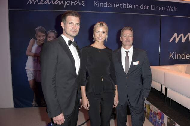Simon Böer, Lena Gercke und Manou Lubowski bei der Verleihung des 17. Medienpreises der Kindernothilfe im DRIVE Volkwagen Forum. Berlin, 13.11.2015 Foto:xFredericx xFuturexImage