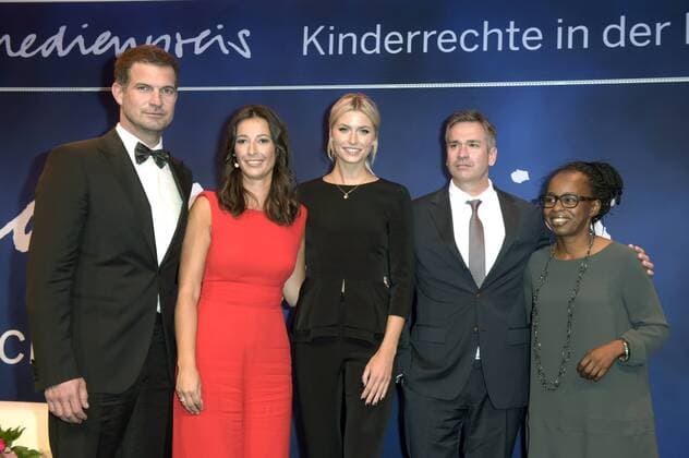 Simon Böer, Pinar Atalay, Lena Gercke, Manou Lubowski und Shary Reeves bei der Verleihung des 17. Medienpreises der Kindernothilfe im DRIVE Volkwagen Forum. Berlin, 13.11.2015 Foto:xFredericx xFuturexImage