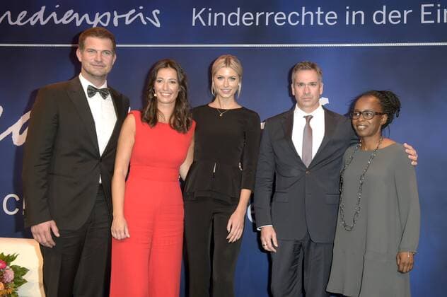 Simon Böer, Pinar Atalay, Lena Gercke, Manou Lubowski und Shary Reeves bei der Verleihung des 17. Medienpreises der Kindernothilfe im DRIVE Volkwagen Forum. Berlin, 13.11.2015 Foto:xFredericx xFuturexImage