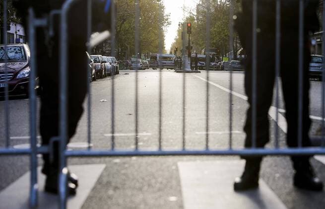 Police officers stand guard outside the Bataclan concert hall in Paris Nov. 14, 2015. ) (zjy) FRANCE-PARIS-ATTACK-BATACLAN CONCERT HALL ZhouxLei  Terroranschläge in Paris - Musikclub Bataclan