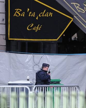 Police are seen in front of the Bataclan concert hall in Paris on November 14, 2015. The Bataclan was one of the locations hit by a series of coordinated attacks throughout the city that claimed at least 120 lives. The Islamic State (ISIS) has claimed responsibility for the attacks.  PAR20151114704 DAVIDxSILPA Terroranschläge in Paris - Musikclub Bataclan