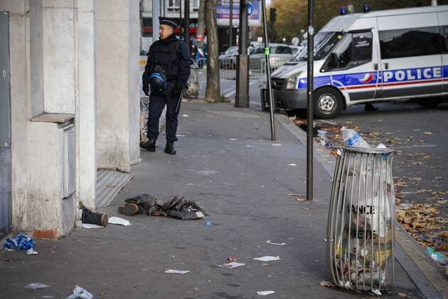 Bloodstain and belonging are seen on the ground outside the Bataclan concert hall in Paris, France, Nov. 14, 2015. ) (zjy) FRANCE-PARIS-ATTACK-BATACLAN CONCERT HALL ZhouxLei  Terroranschläge in Paris - Musikclub Bataclan