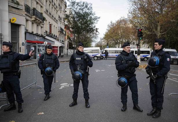 Police officers stand guard outside the Bataclan concert hall in Paris Nov. 14, 2015. ) (zjy) FRANCE-PARIS-ATTACK-SCENE ZhouxLei 