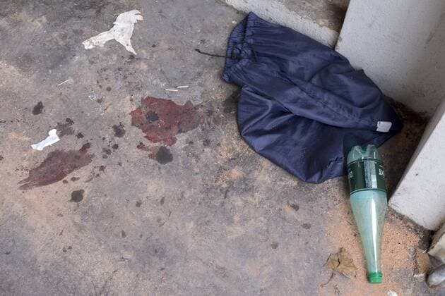 Frankreich, Paris, France, Paris, 14 november 2015. Blood stains and clothes and medical supplies lie shattered on the sidewalk streets near the crime scene. The day after the terroristic attacks on Bataclan theater and restaurants a day of national mourning was anounced.  51662982 Terroranschläge in Paris - Musikclub Bataclan
