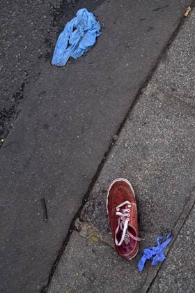 Frankreich, Paris, France, Paris, 14 november 2015. Blood stains and clothes and medical supplies lie shattered on the sidewalk streets near the crime scene. The day after the terroristic attacks on Bataclan theater and restaurants a day of national mourning was anounced.  51663049 Terroranschläge in Paris - Musikclub Bataclan