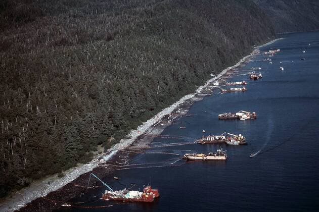 Sept. 3, 1989 - Prince William Sound, AK, United States of America - Aerial view of clean up crews at Point Helen removing oil from the Exxon Valdez oil spill September 3, 1989 in Prince William Sound, Alaska. The Exxon Valdez ran aground on Bligh Reef in Prince William Sound spilling at least 11 million gallons of crude oil in the pristine waters March 23, 1989. Prince William Sound United States of America - ZUMAp138