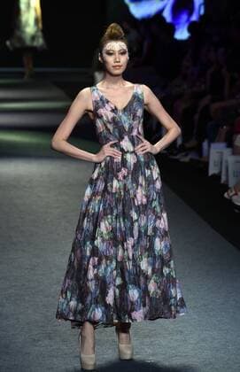 (151115) -- TAIPEI, Nov. 14, 2015 -- A model presents a creation by designer Hsu Yen-lin during a fashion show in Taipei, southeast China s Taiwan, Nov. 14, 2015. Hsu released her Spring Summer 2016 collection here Saturday.) (ry) CHINA-TAIPEI-FASHION SHOW (CN) WuxChing-teng  Modenschau in Taipeh