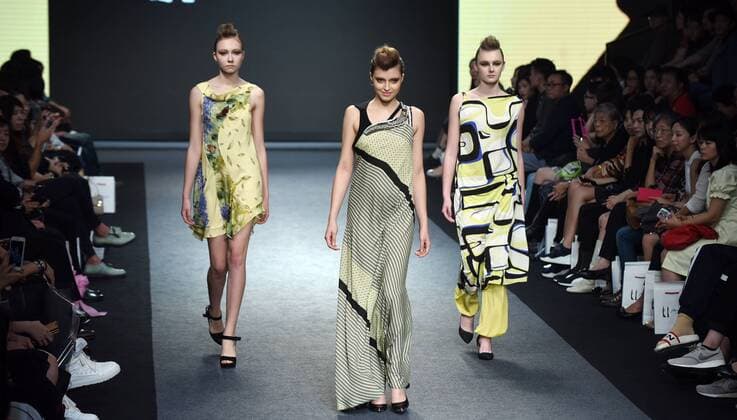 (151115) -- TAIPEI, Nov. 14, 2015 -- Models present creations by designer Hsu Yen-lin during a fashion show in Taipei, southeast China s Taiwan, Nov. 14, 2015. Hsu released her Spring Summer 2016 collection here Saturday.) (ry) CHINA-TAIPEI-FASHION SHOW (CN) WuxChing-teng  Modenschau in Taipeh