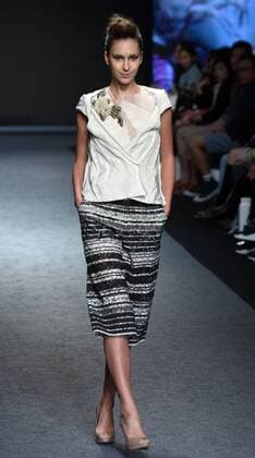 (151115) -- TAIPEI, Nov. 14, 2015 -- A model presents a creation by designer Hsu Yen-lin during a fashion show in Taipei, southeast China s Taiwan, Nov. 14, 2015. Hsu released her Spring Summer 2016 collection here Saturday.) (ry) CHINA-TAIPEI-FASHION SHOW (CN) WuxChing-teng  Modenschau in Taipeh